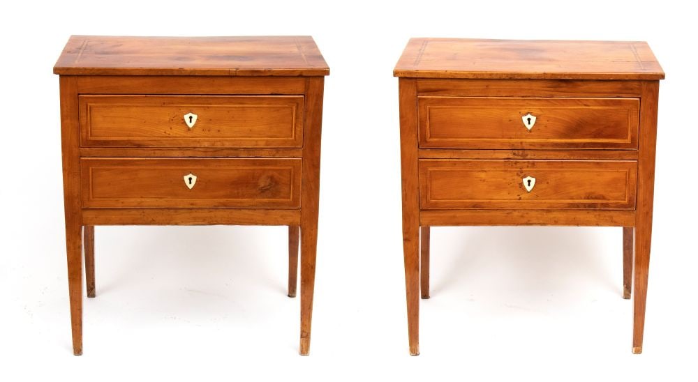 A pair of Louis XVI commodes - Central Italy, 18th century: A pair of Louis XVI commodes - Central Italy, 18th centuryHeight x width x depth: 80 x 69 x 43,5 cm.two drawers with crossbar and truncated pyramid legs. Made of walnut wood with boxwood inlays and bo