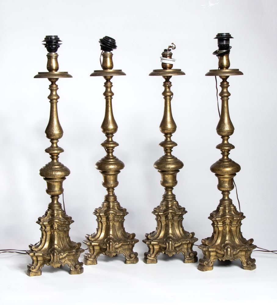 Set of four brass candlesticks - Italy, 20th century: Set of four brass candlesticks - Italy, 20th centuryHeight x diameter: 77 x 20 cmwired and converted into lamps, made of gilded brass with an ornate base.Item condition grading: **** good.The lot is i