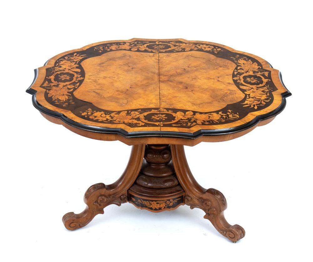 English Victorian inlaid sail table - circa 1850: English Victorian inlaid sail table - circa 1850Height x diameter: 76 x 128 cm.Walnut and walnut root wood with ebonised profiles, finely inlaid with fruitwood floral motifs. Tripod base with carved l