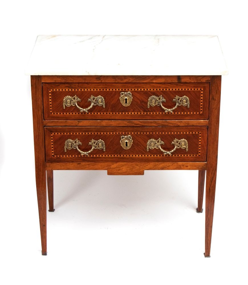 Inlaid chest of drawers, Louis XVI - France, 18th century: Inlaid chest of drawers, Louis XVI - France, 18th centuryHeight x width x depth: 80 x 72 x 38,5 cm.in purple ebony (Dalbergia cearensis, Ducke, 1925) inlaid with fruit woods, handles and vents, chisel