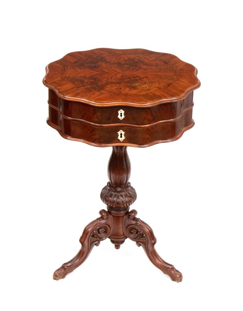 Biedermeier-style flower-shaped work table - Denmark, late 19th century: Biedermeier-style flower-shaped work table - Denmark, late 19th centuryHeight x width x depth: 79 x 52 x 52 cmmade of mahogany, with a folding top; interior in maple and mahogany with fruitwood inlays