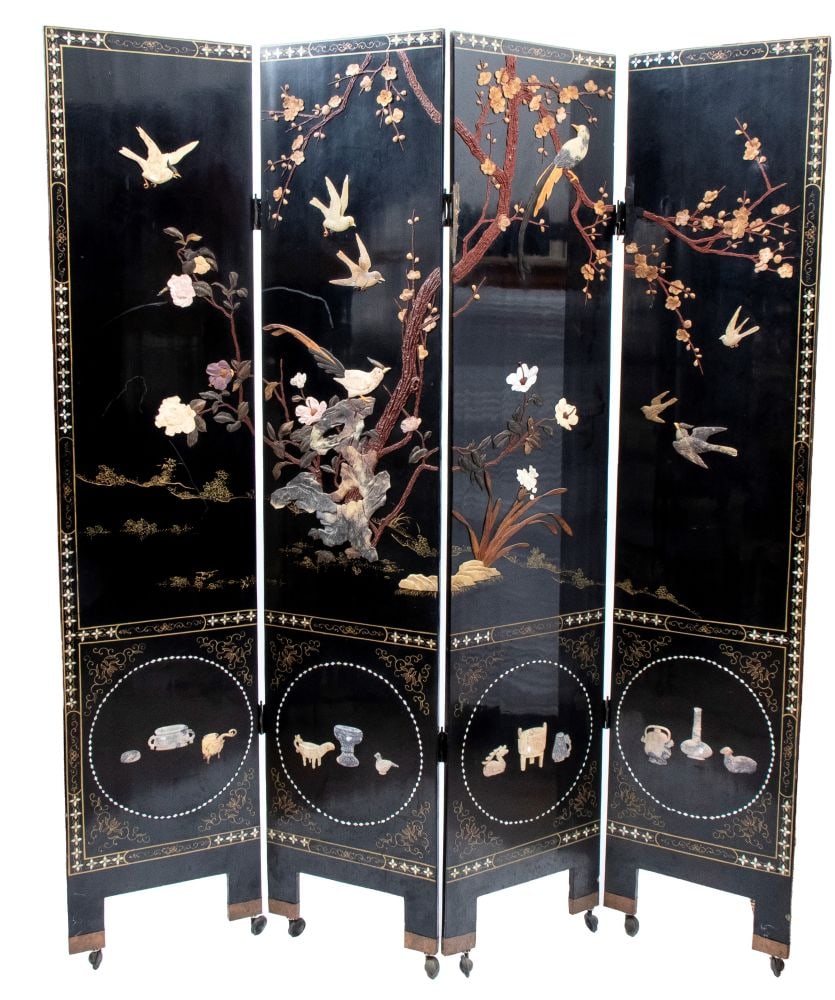 Four-panel Oriental screen - 20th century: Four-panel Oriental screen - 20th centuryHeight x width: 188 x 160 cmmade of black lacquered wood, with decorations in semi-precious stones, mother-of-pearl, and raised inlays.Item condition grading:*