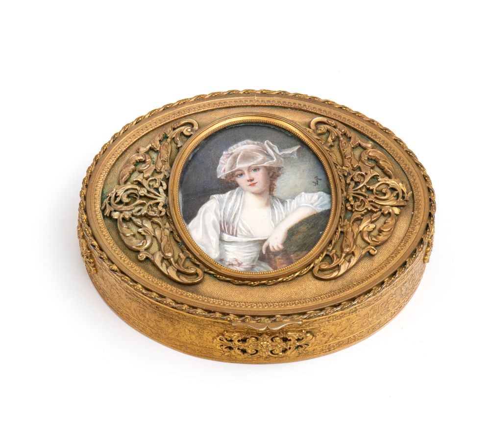 Oval box with miniature lady - France, 19th century: Oval box with miniature lady - France, 19th centuryHeight x width x depth: 6 x 16 x 13 cm.in gilded brass, finely engraved and chiseled with plant motifs and rosettes. The lid features a miniature dep