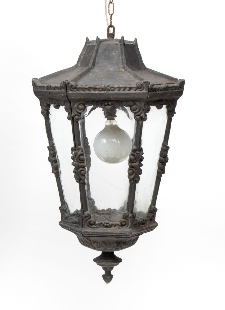 Cast iron suspended lamp - Italy, 20th century: Cast iron suspended lamp - Italy, 20th centuryHeight x width x depth: 88 x 45 x 50 cm.for outdoor or indoor use, made of burnished cast iron, decorated with floral motifs and scrolls in relief. Octago