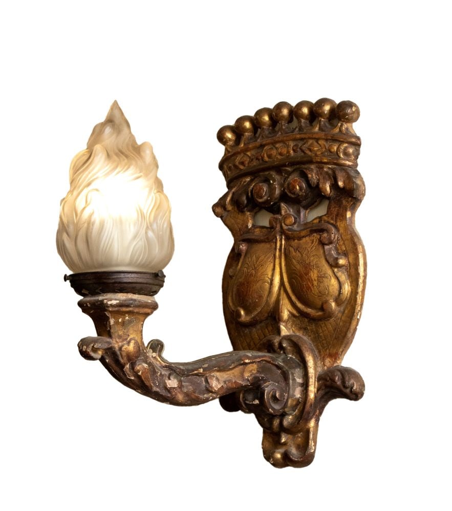 Pair of Italian carved wood wall lights - 19th century: Pair of Italian carved wood wall lights - 19th centuryHeight x width x depth: 40 x 21 x 36 cm.gilded in Baroque style. The structure features rich decorations with leaf and scroll motifs, with a centr