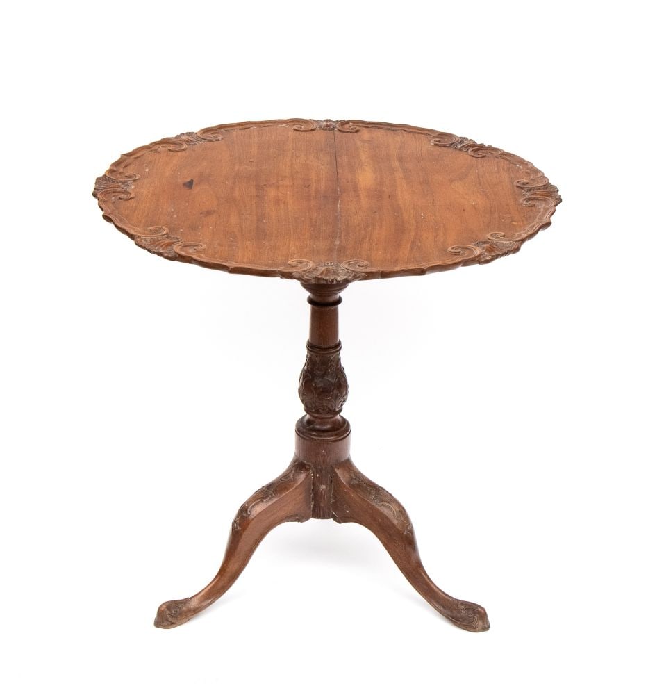 Giorgio III sail table - England, 18th century: Giorgio III sail table - England, 18th centuryHeight x diameter: 76 x 78 cm. Maximum height: 120 cm.in mahogany wood, with a round folding top finely carved along the edge with scroll and shell motifs