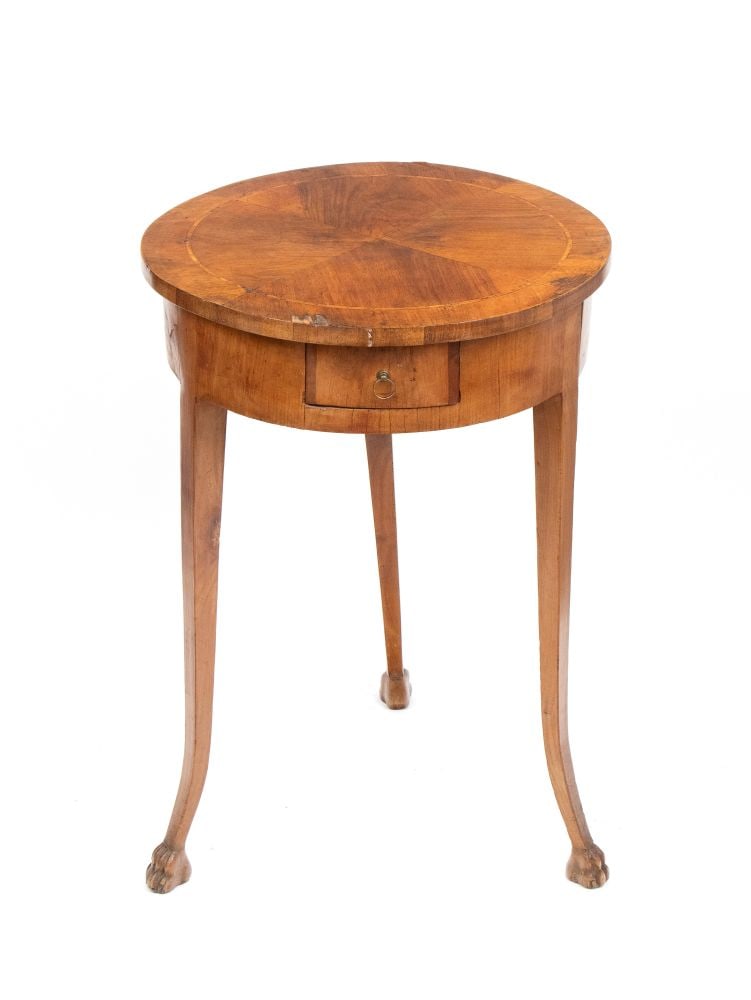 Round walnut side table - Lucca, 18th century: Round walnut side table - Lucca, 18th centuryHeight x diameter: 70 x 49 cma long drawer running the full length of the fruitwood top, supported by three legs with animal-shaped feet.Item condition gra