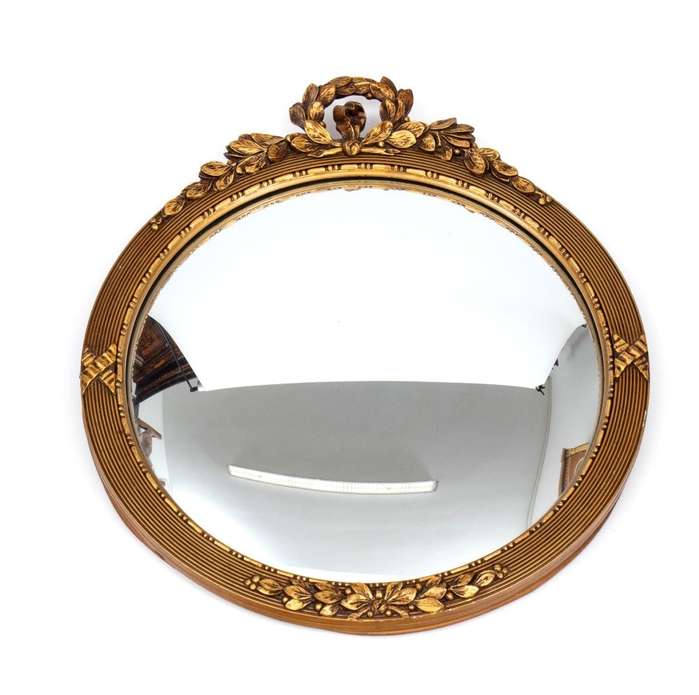 Oval mirror in the Louis XVI style - France, 20th century: Oval mirror in the Louis XVI style - France, 20th centuryHeight x diameter: 46 x 40 cmmade of carved and gilded wood, adorned with an elegant garland-shaped cornice featuring a central bow.Item condit