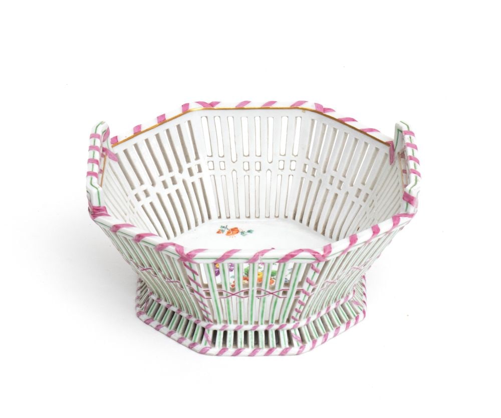Porcelain wastebasket - Berlin, 19th century: Porcelain wastebasket - Berlin, 19th centuryHeight x width x depth: 9,5 x 19 x 18 cm.octagonal basket in perforated porcelain with dense weaving and edges painted in pink and green to imitate a woven