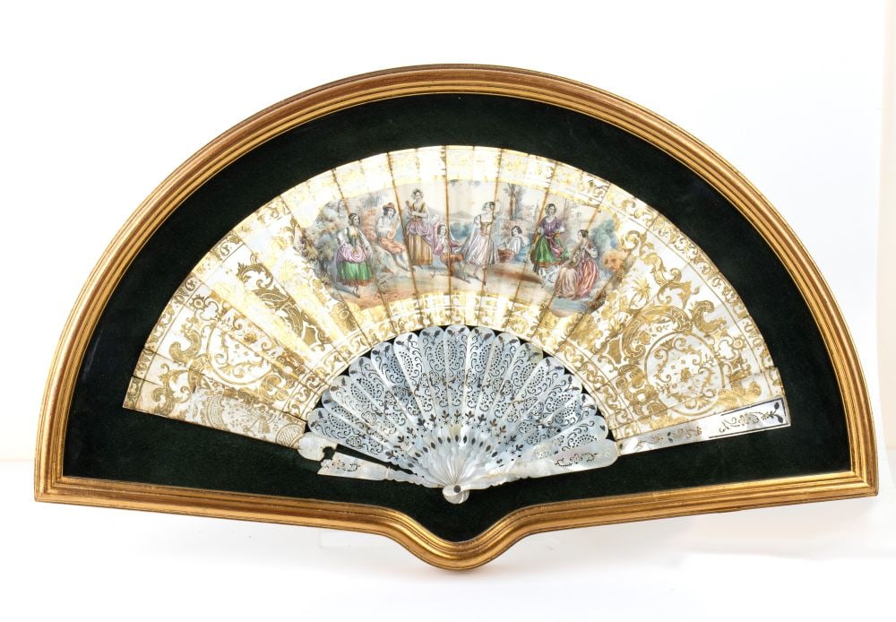 French mother-of-pearl hand fan - 19th century: French mother-of-pearl hand fan - 19th centuryHand fan dimensions: approx. 26.5 x 51 cm.; with frame: 38 x 64 cm. Weight: 1570 gwith openwork and decorated mother-of-pearl cues and pages with polychro