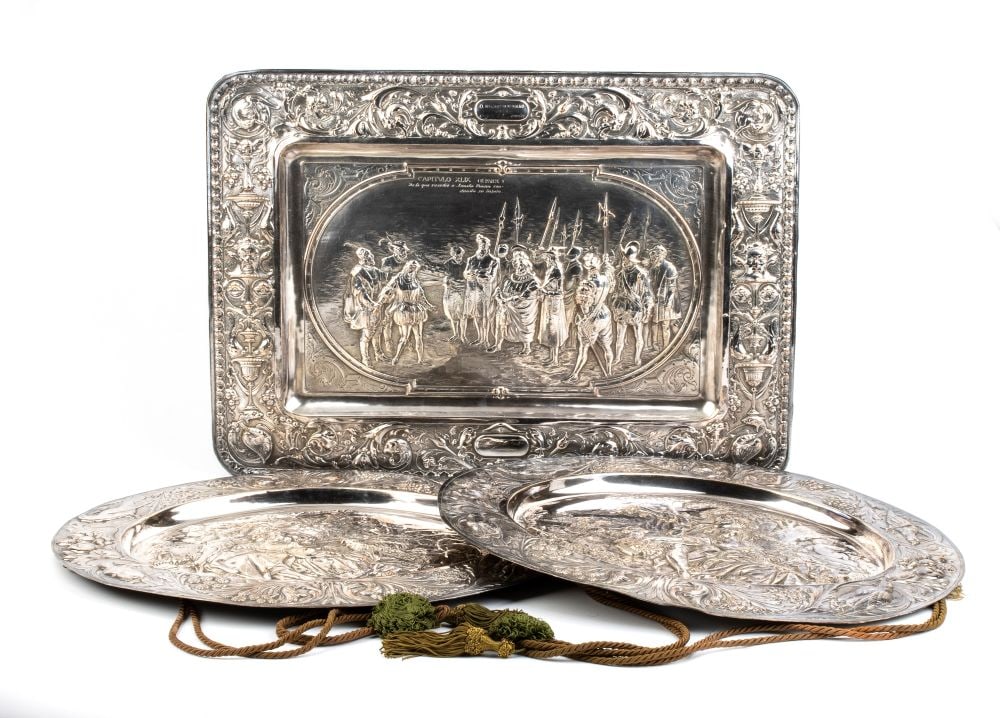 Lot of 3 silverplated metal parade trays - early 20th century: Lot of 3 silverplated metal parade trays - early 20th centuryDimensions 50 x 36.4 cm; 43.3 x 35.5 cm; 42.7 x 35 cm. Total weight 2820 g.made of silver-plated metal, the three parade trays are in the R