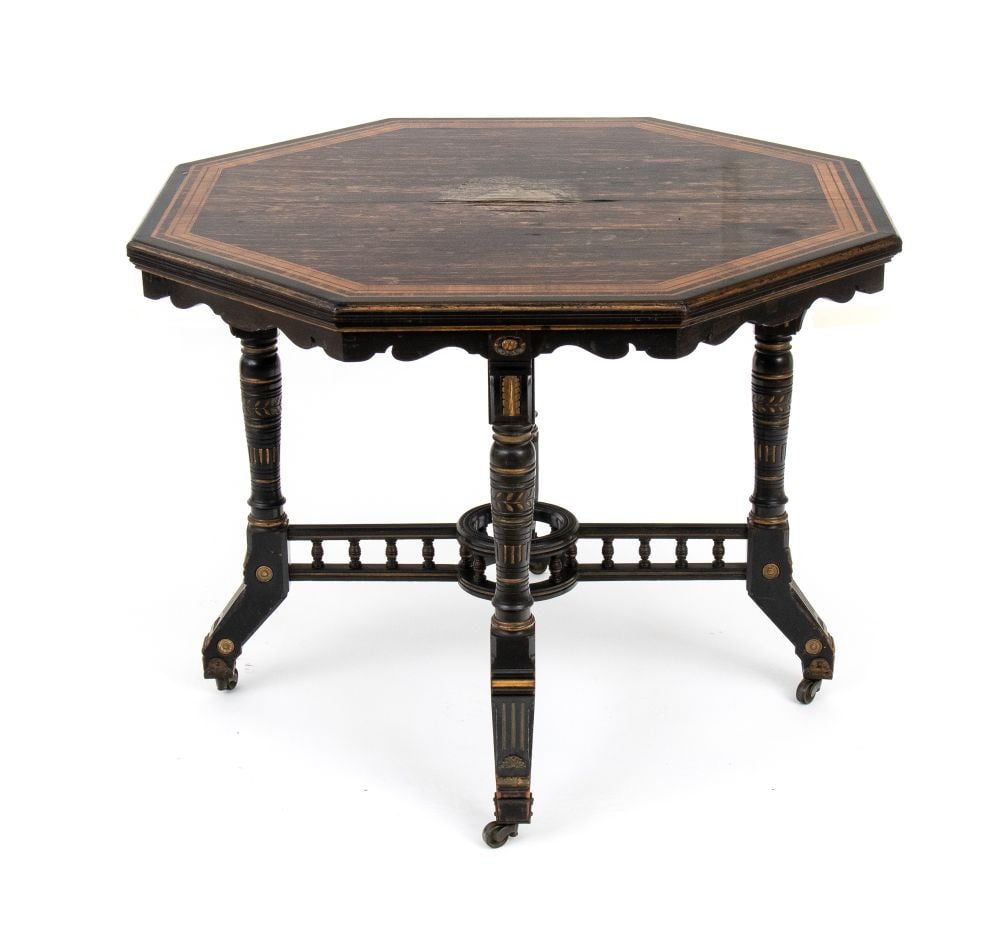 HINDLEY & SONS () English Victorian side table - 19th century: HINDLEY & SONS() English Victorian side table - 19th centuryHeight x diameter: 74 x 99 cm.made of calamander wood and satinwood inlays, octagonal in shape, gilded in some carved parts the legs are joi