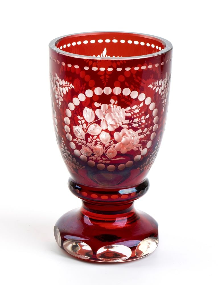Bohemia crystal glass - 20th century: Bohemia crystal glass - 20th centuryHeight x maximum diameter: 15.4 x 8.7 cm. Thickness 5.5 mm. Weight 804 gRuby-coloured, cut and engraved with floral decorations in Biedermeier style.Item condition