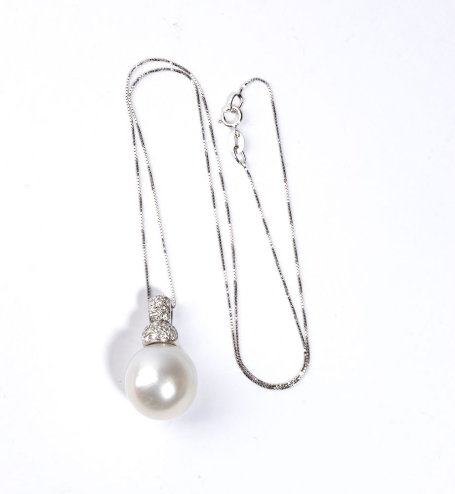 Australian pearl diamond pendant: Australian pearl diamond pendant 18k white gold, thin chain from which hangs a pendant with Australianpearl surmounted by pave set round brilliant-cut diamonds, estimated to weigh a total of approx. 0