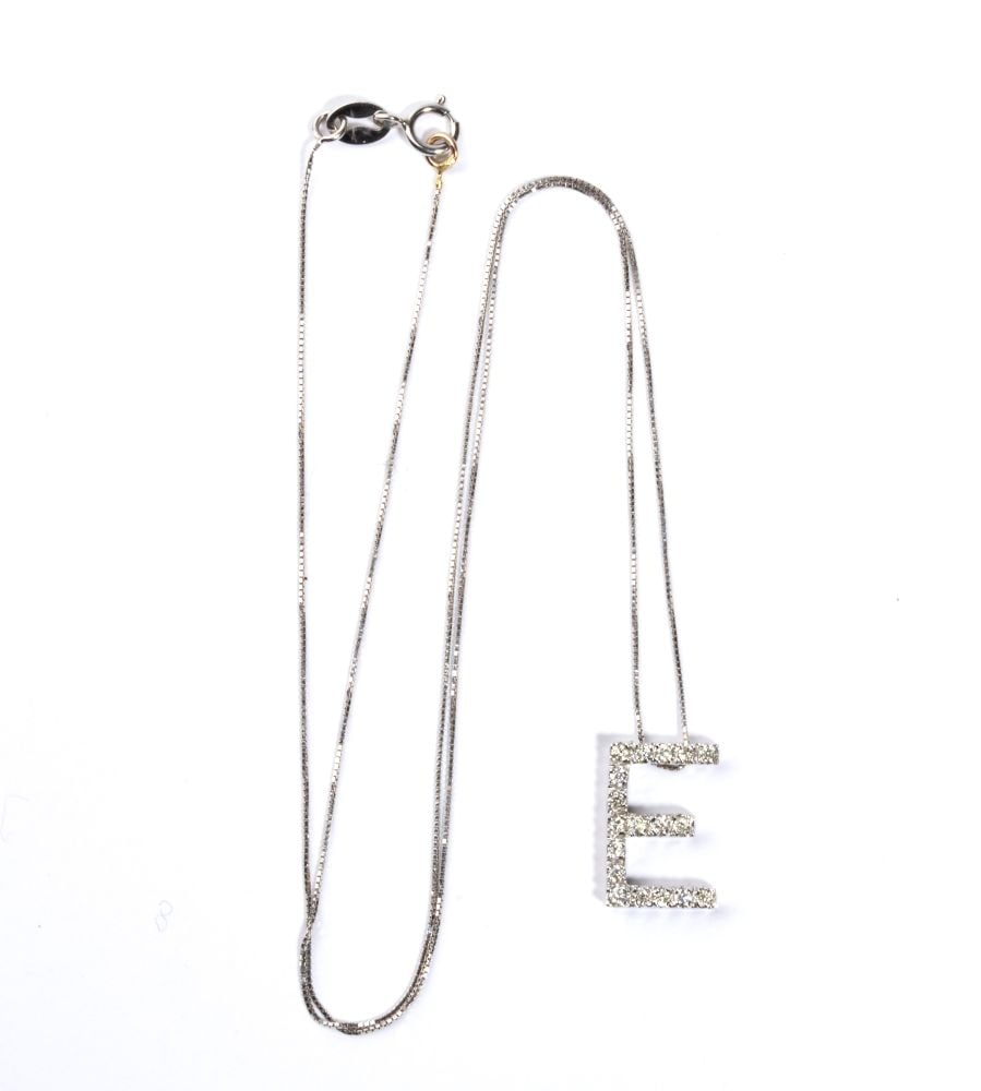 Diamond gold pendant: Diamond gold pendant 18k white gold, with thin chain from which hangs a pendant featuring the "E" letter, set with round brilliant-cut diamonds, estimated to weigh a total of approx. 0.16 ct, H-I colo