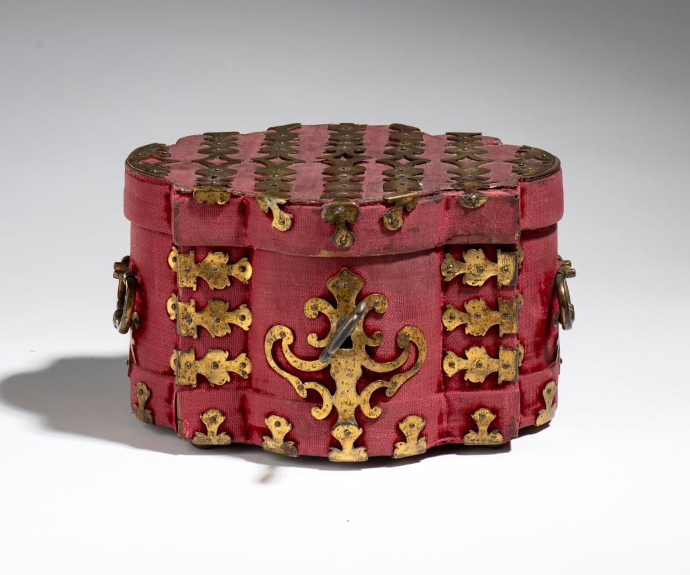Box made of walnut, velvet, and gilded bronze (1 of 4)