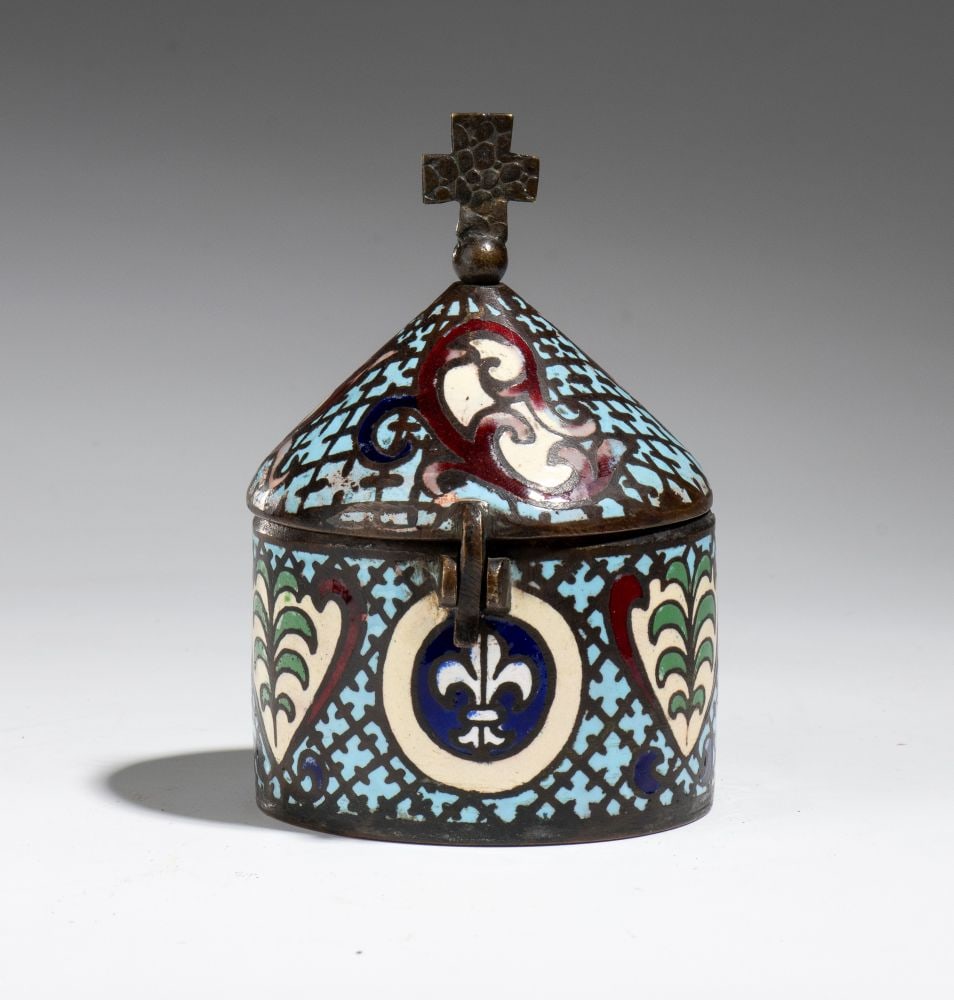 Copper pyx with polychrome enamel: Copper pyx with polychrome enamelHeight x diameter: 12 x 8 cmFrance, 18th centurywith a conical-topped lid, ending in a spherical knob surmounted by a movable handle. The surface, entirely decorated