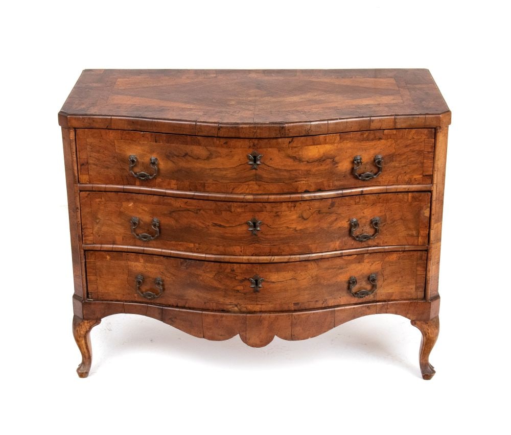 Italian chest of drawers in walnut, Louis XV (1 of 7)