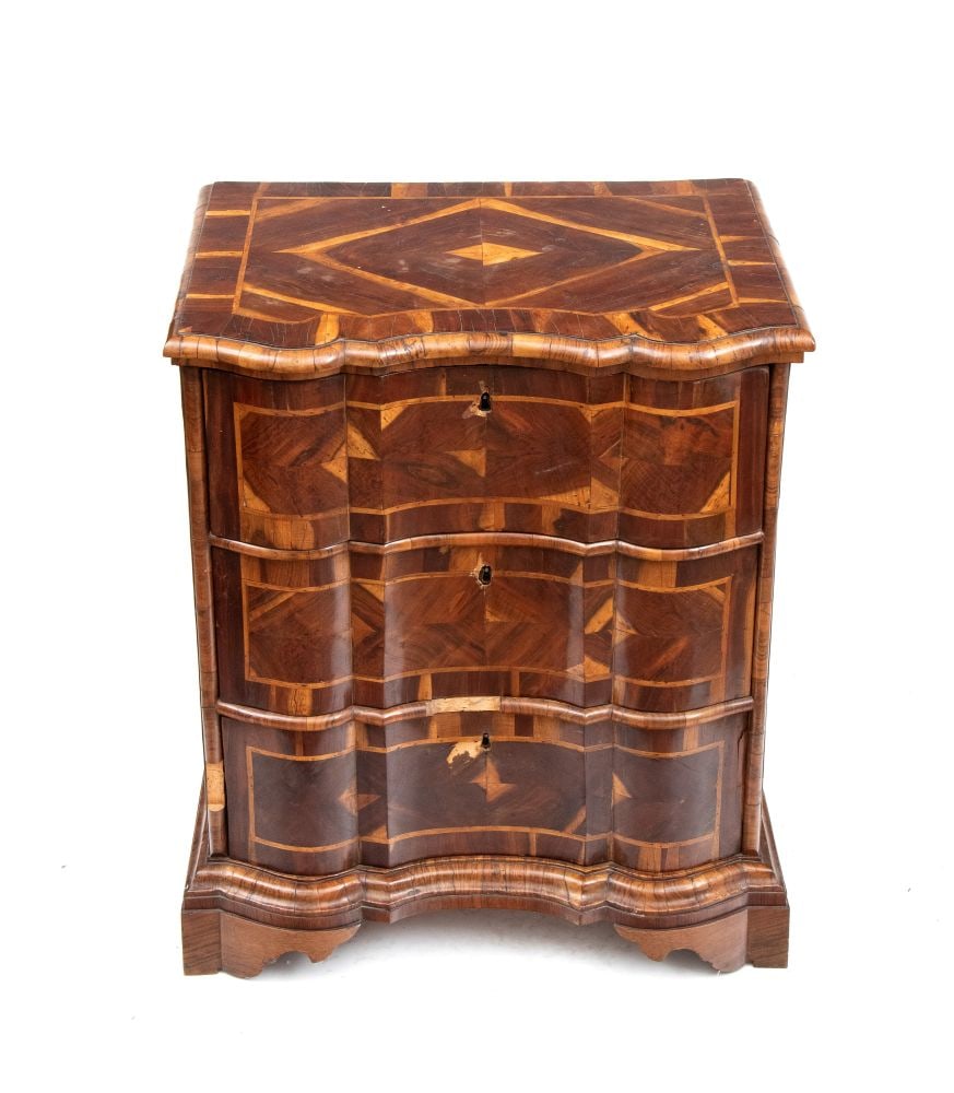 Chest of drawers with a carved top (1 of 7)