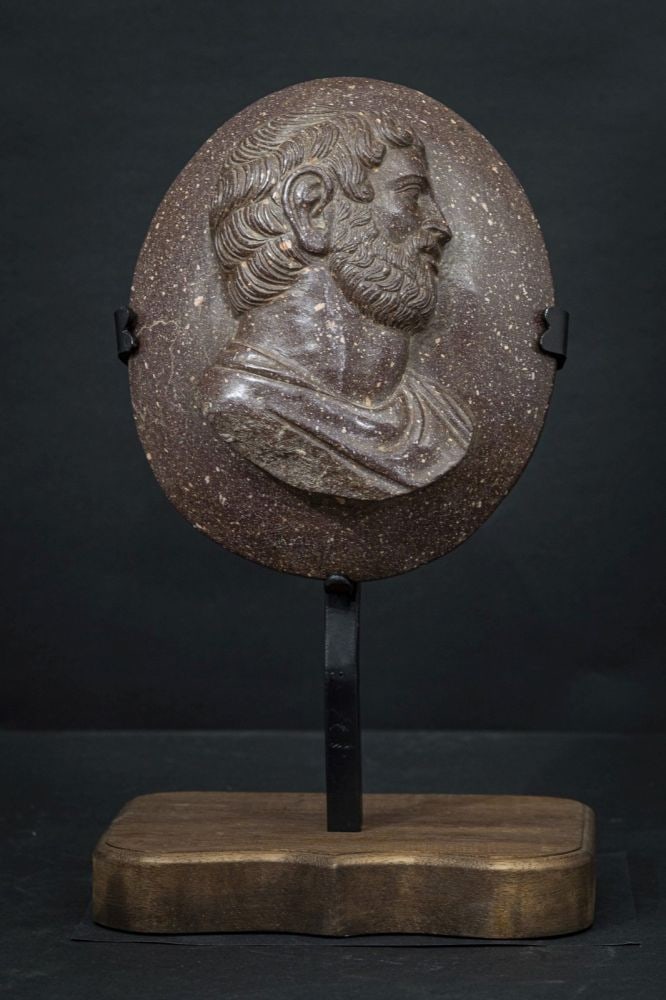 Relief of a bearded dignitary: Relief of a bearded dignitaryHeight x width x depth: 28 x 24 x 13 cmItaly, 20th centuryin Egyptian red porphyry on a wooden and metal base.Item condition grading: **** good.The lot is in a good state 