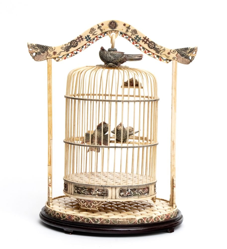 Chinese ornamental bone cage: Chinese ornamental bone cageHeight x diameter: 49 x 36 cm.19th centuryrare and refined birdcage in finely carved and engraved bone, with a base decorated with intertwined geometric motifs and floral