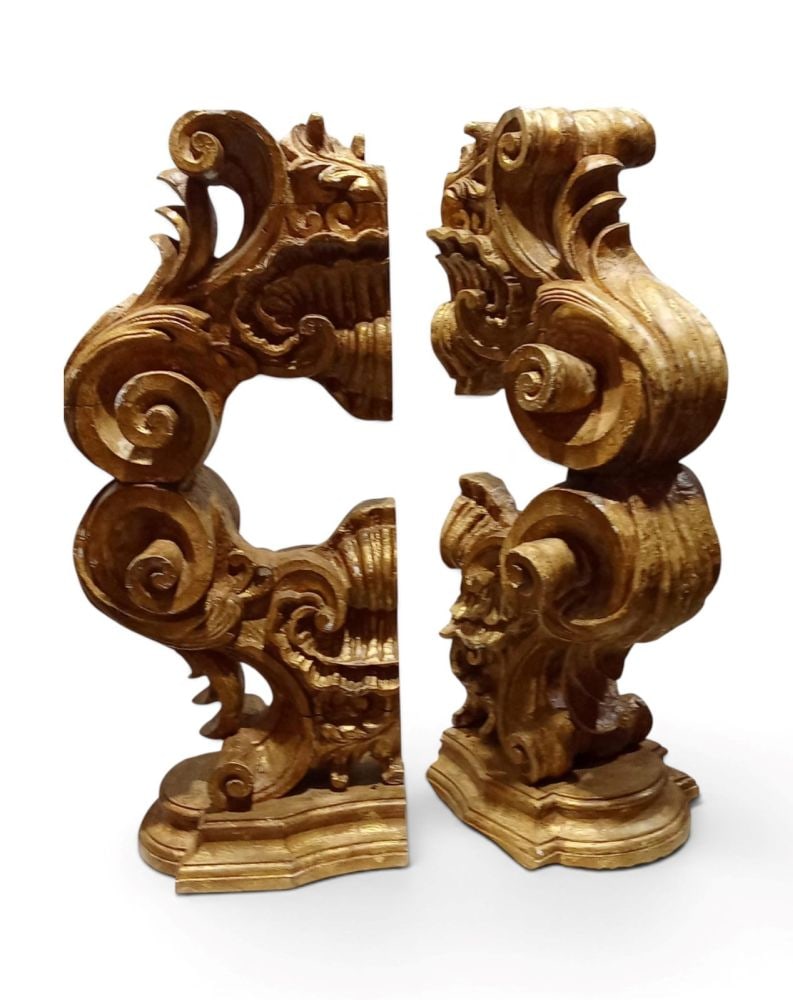 Pair of gilded shelf brackets: Pair of gilded shelf bracketsHeight x width: 74 x 26 cm18th century with shell-shaped scrolls and plant motifs.This lot is currently in storage with the owner.To view it in person, please contact