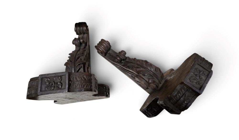 Pair of carved wooden shelves: Pair of carved wooden shelvesHeight x width x depth: 37 x 21 x 37 cmItaly, 19th centurymade of walnut wood, finely carved with floral motifs, featuring scrollwork and acanthus leaves.This lot is curre