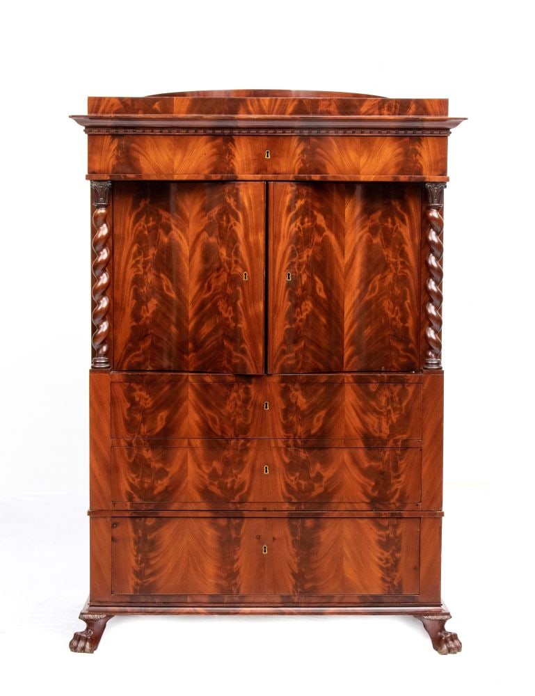 German bar cabinet in mahogany: German bar cabinet in mahoganyHeight x width x depth: 154 x 107 x 54 cm.First half of the 19th CenturyTwo-door front with twisted columns on either side. The structure rests on carved animal
