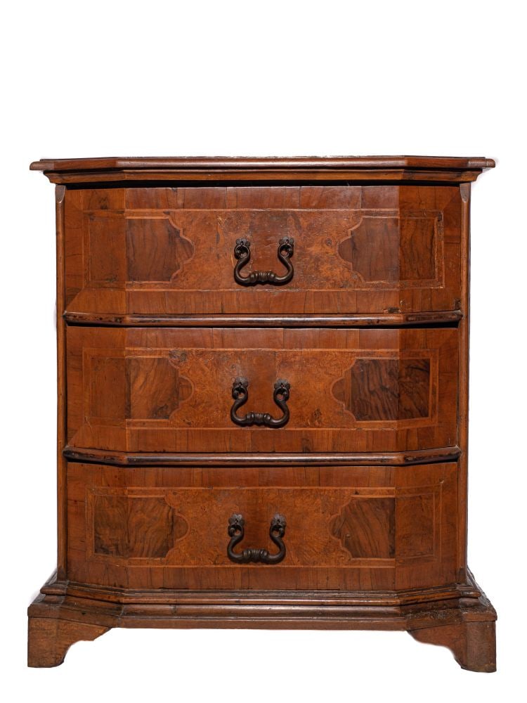 Small chest of drawers (1 of 6)