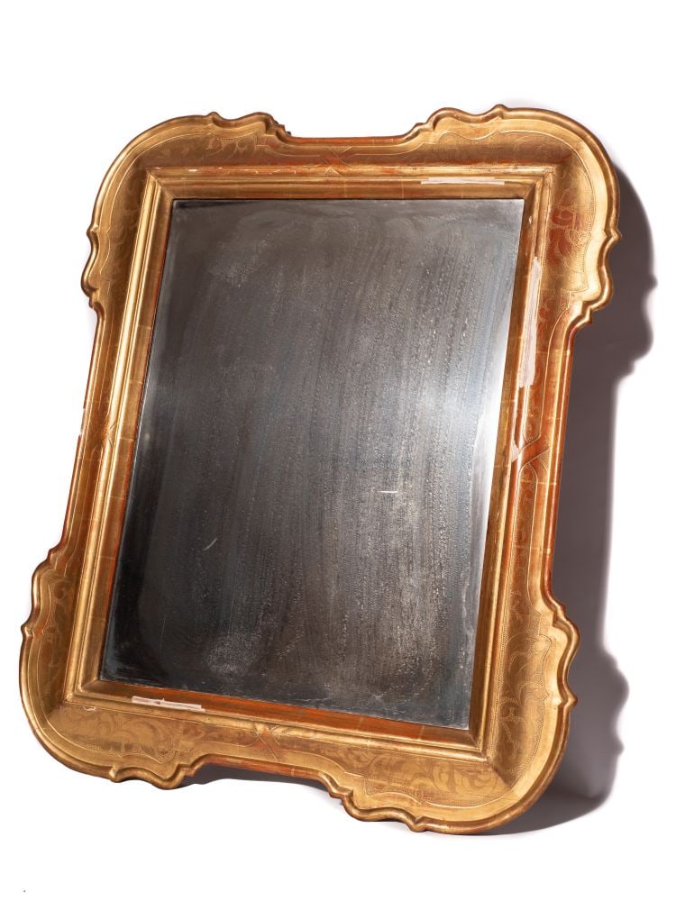 Carved mirror made of shaped and gilded wood (1 of 1)