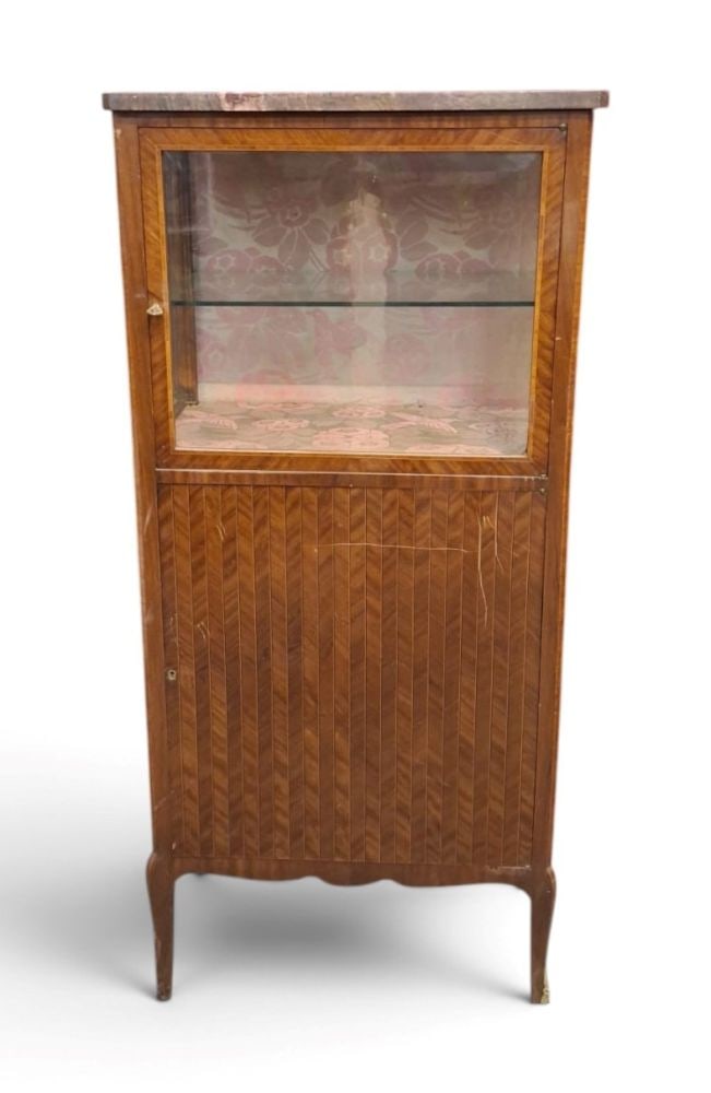Single-door display cabinet with a marble top: Single-door display cabinet with a marble topHeight x width x depth: 130 x 61 x 35 cmFrance, late 19th century–early 20th centurymade of mahogany with a herringbone pattern, two doors, the