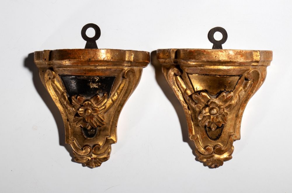 Pair of small carved and gilded shelves: Pair of small carved and gilded shelvesHeight x width x depth: 11 x 10 x 5 cmItaly, 19th centurycharacterized by a structure with a base that tapers downward.Item condition grading: **** good.The lot
