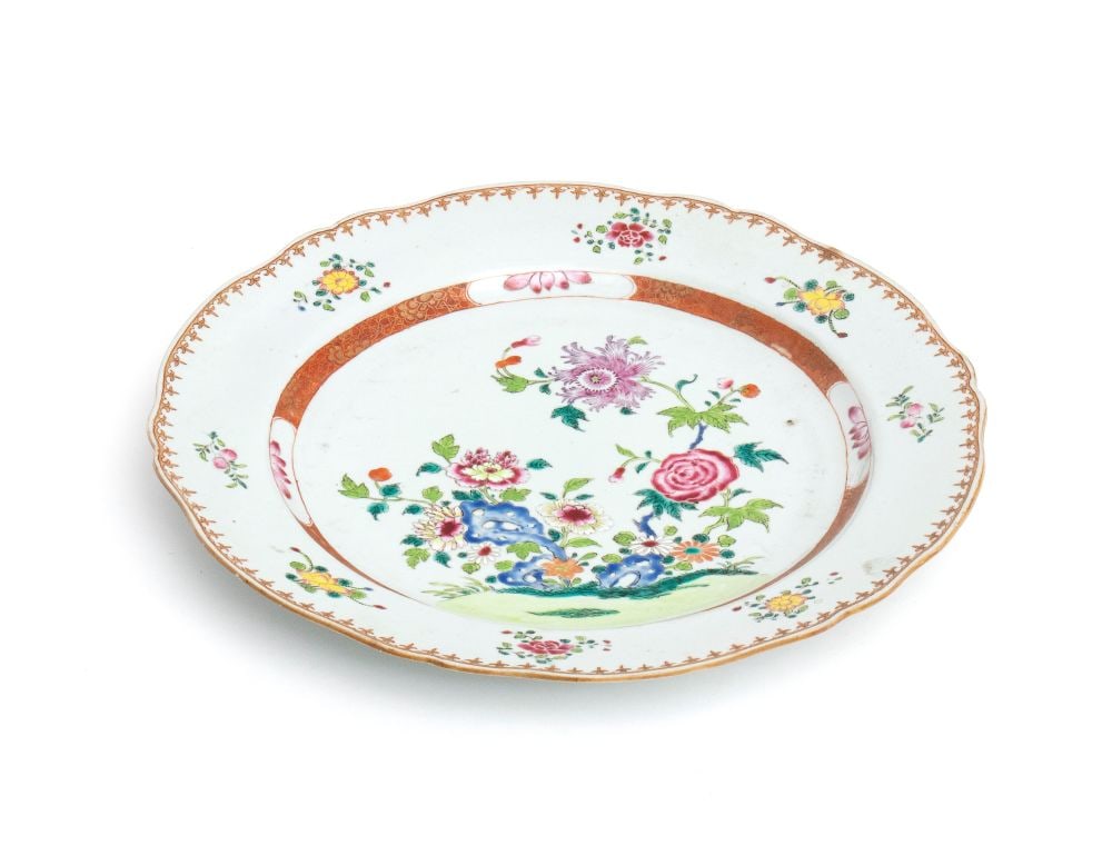 Chinese porcelain plate “Family Rosa”: Chinese porcelain plate “Family Rosa”Height x diameter: 5 x 34,5 cm.China, Qing periodcircular in shape and decorated with polychrome enamels. At the center is a floral composition, while