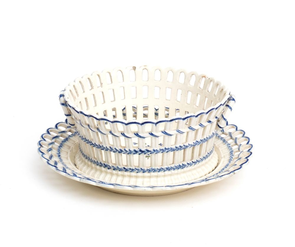 Perforated lattice basket in Niderviller porcelain: Perforated lattice basket in Niderviller porcelainHeight x diameter: 12 x 26 cm.France, late 18th - early 19th centuryOn a plate-shaped support, also perforated around the edge and embellished with