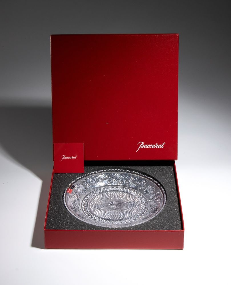 JOSEF INWALD () Baccarat crystal plate, “Arabesque” model: JOSEF INWALD() Baccarat crystal plate, “Arabesque” modelDiameter: 24 cmFrance, 20th centurycomes with the original hard case. New, never used.Item condition grading: **** good.The lot is