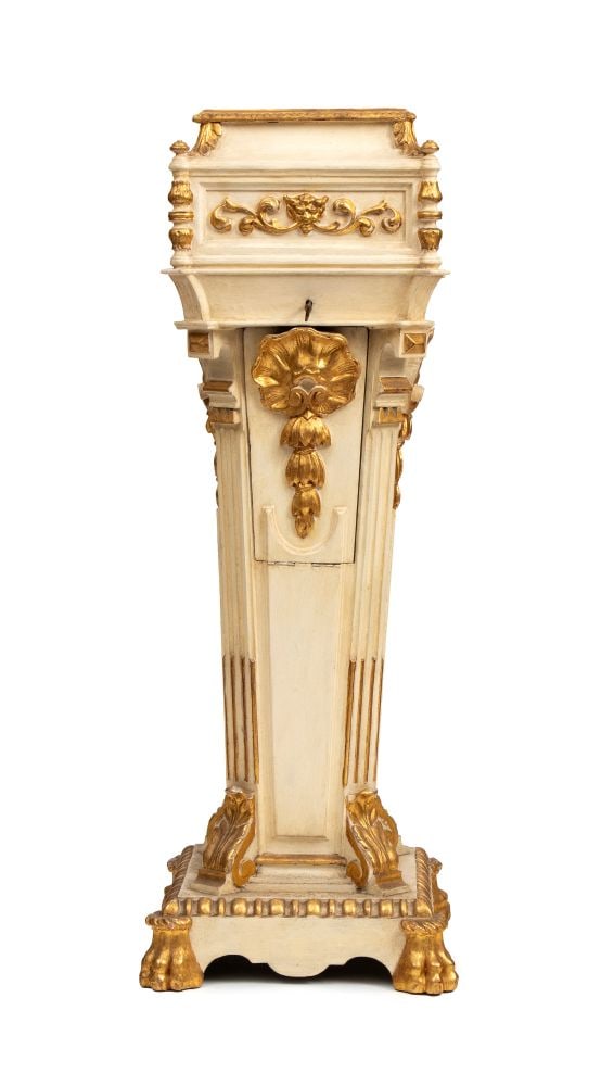 Louis XVI-style lacquered and gilded column: Louis XVI-style lacquered and gilded columnHeight x width x depth: 114 x 43 x 43 cm Italy, 20th century for vases or sculptures, decorated with gilded carvings and featuring lion-paw feet at the
