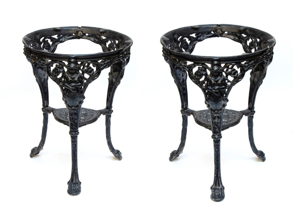 Pair of cast-iron pub tables: Pair of cast-iron pub tablesHeight x diameter: 71 x 54 cmEngland, 20th centuryopenwork, embossed tripod bases in the Victorian style. The structure is supported by three sinuous legs featuring female