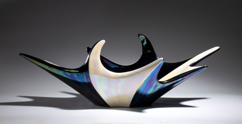 Ceramic and enamel centerpiece: Ceramic and enamel centerpieceHeight x width x depth: 22 x 64 x 30 cm Mid-20th centurywith a central body featuring a curvilinear profile. The surface is coated with a two-tone enamel whose