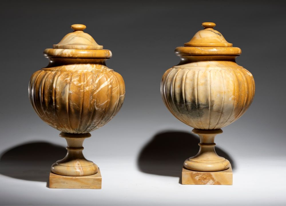 Pair of vases with lids - 20th century: Height x diameter: 60 x 31 cmmade of marble, neoclassical style, with the central section carved in a bean-pod pattern.This lot is currently in storage with the owner.To view it in person, please