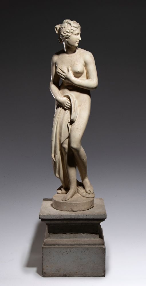 Sculpture depicting Venus Pudica - Italy, 19th century: Height x width x depth: 144 x 37 x 37 cma round stone sculpture resting on a small, integrated circular plinth, which in turn sits on a quadrangular base with a scroll-shaped molding.Item condition gr