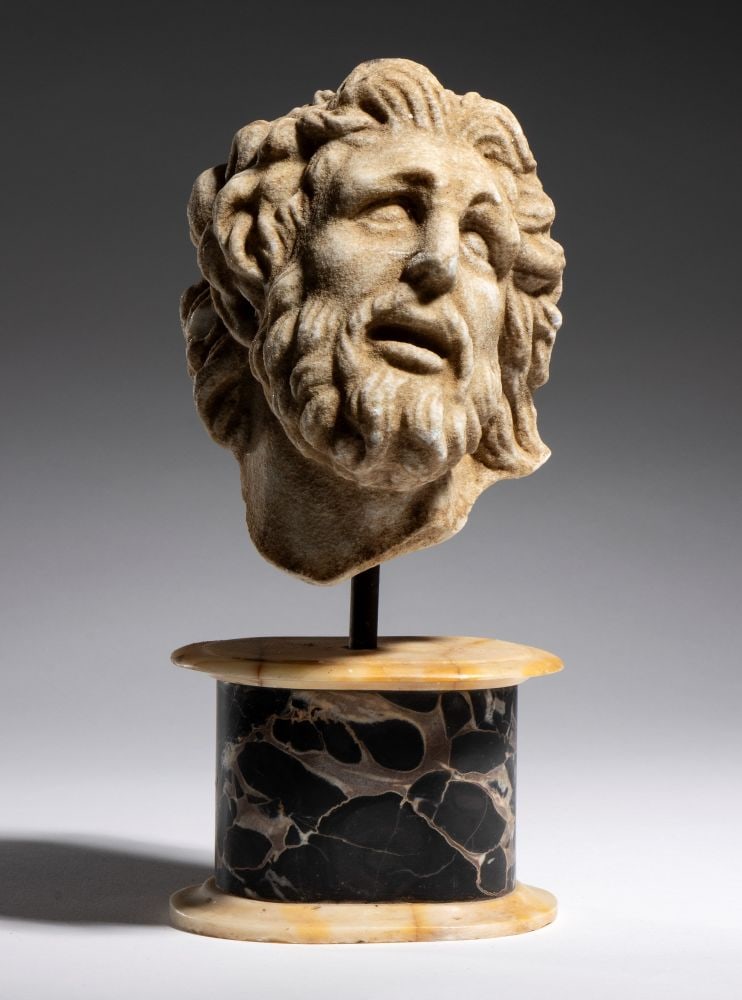 Marble sculpture depicting the head of Laocoon - 20th century: Height x width x depth: 25 x 12 x 10 cmmade of white marble, this is an idealized replica of the famous Hellenistic sculptural group housed in the Vatican Museums. The face rests on an elegant marble 