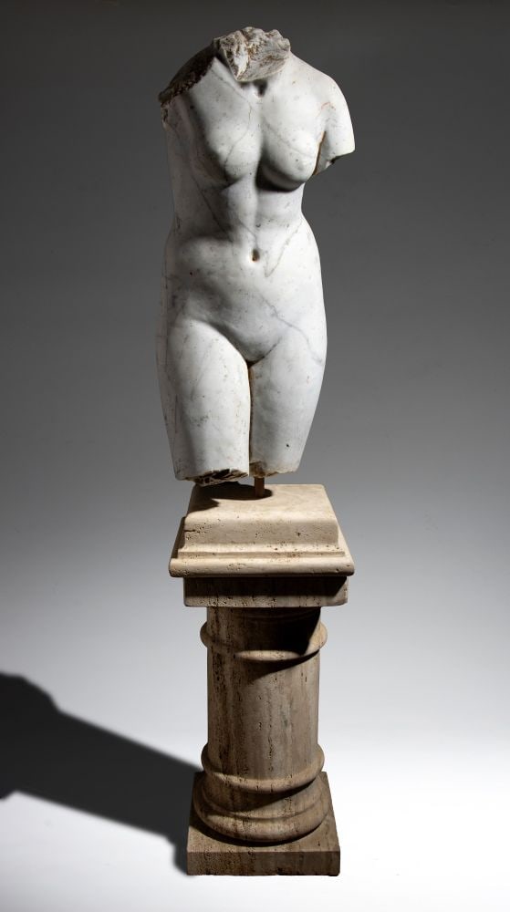 Bust of Venus - 19th century: Height x width x depth: 143 x 35 x 32 cmCarved in marble, it faithfully reproduces the iconography of the famous Cnidian Aphrodite. The arms are truncated at the shoulders, mimicking the fragmentary s
