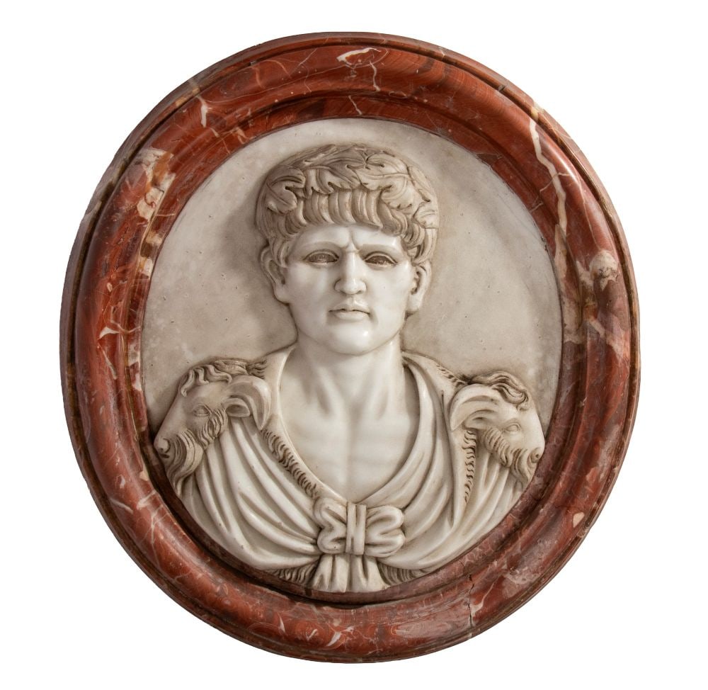 Marble clipeus featuring the profile of a Roman emperor - Italy, 19th century: Diameter x depth: 82 x 12 cma circular medallion in white marble carved in high relief, depicting the bust of a Roman emperor wearing a laurel wreath. Molded frame in red French marble.Item condition 