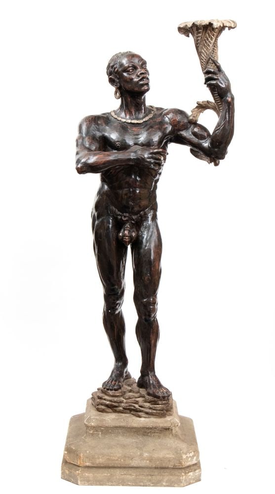 Torch holder in the shape of a Moor, carved and painted wood - Venice, 19th century: Height x width x depth: 196 x 70 x 60 cm.sculpture in the round depicting a naked male figure, with his arm raised to hold a decorative torch with gilded plant elements. Plinth base. Item condition gr