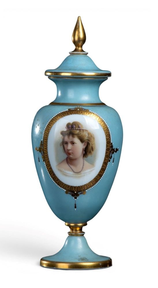 Victorian opaline vase - England, Bristol, 1860 circa: Height x diameter: 34 x 14 cm signed in grey "9.x".Item condition grading: **** good.The lot is in a good state of preservation with the normal wear and defects commensurate with its age and use over 