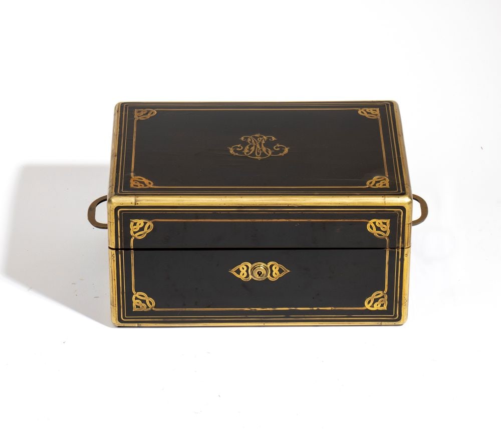 LOUIS AUCOC (firma_di) Inlaid travel kit - Paris, 1854-1875: Height x width x depth: 17 x 32 x 22 cma ebonized wooden box with fine brass inlay; the pieces are decorated and surrounded by flowers, each likely bearing the monogram “EM,” and signed on
