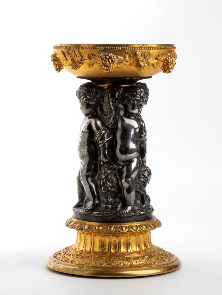 French bronze sculpture - 19th century: Height x diameter: 24.5 x 13 cm. Weight: 3330 gof cylindrical shape with gilded base and upper part, decorated at the bottom with whorls and beads and at the top with vine leaves and bunches of grapes