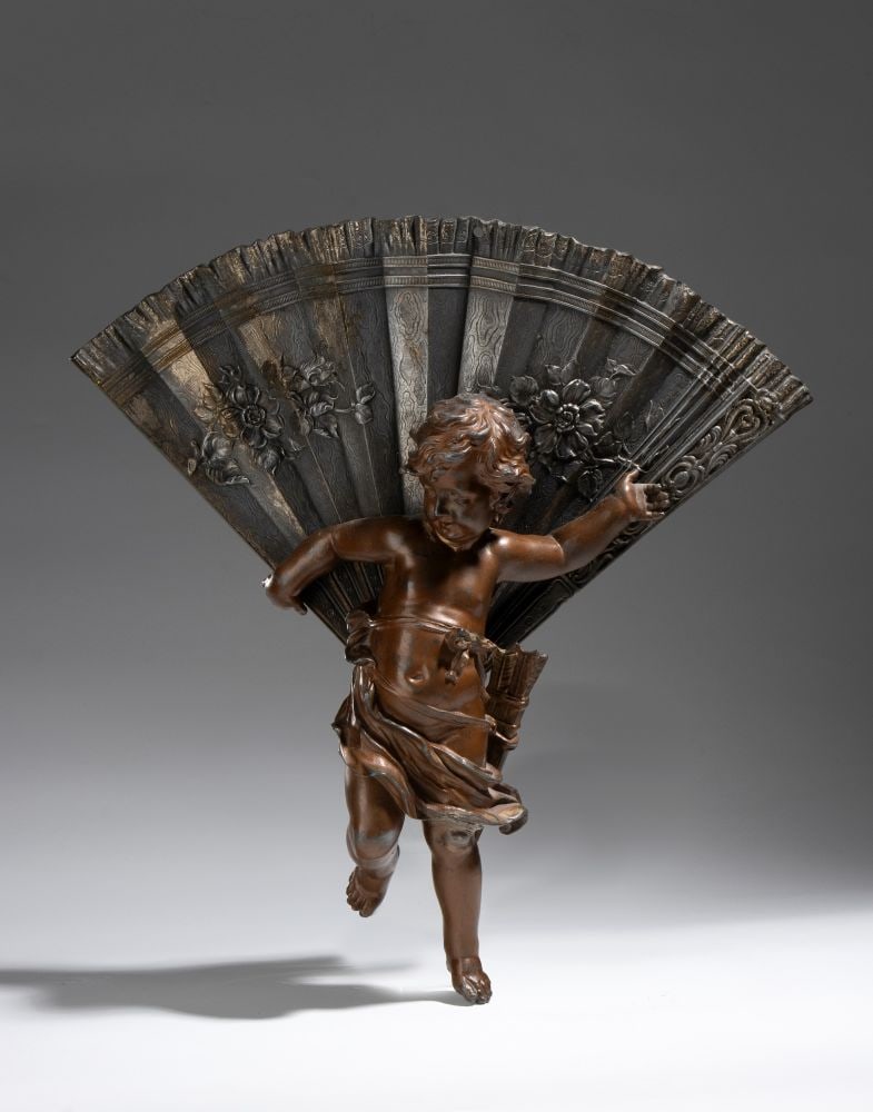 Bronze sculpture depicting Cupid - France, 19th century: Height x width x depth: 45 x 43 x 11 cmwith a brown patina, the figure of Cupid rests on an integrated base and holds a large, open fan with his left arm.Item condition grading: **** good.The lot is i