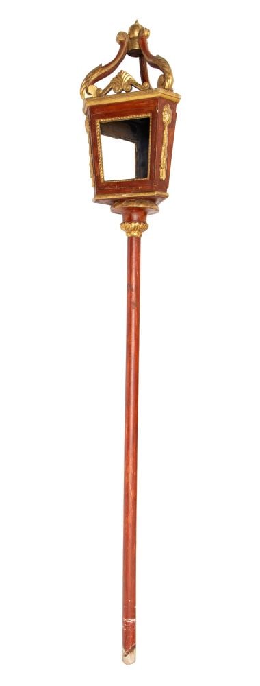 Venetian lantern in red lacquer - Venice, 18th century: Height x width x depth: 227 x 37 x 37 cmwith gilded relief moldings and carved details that are also gilded. Item condition grading: **** good.The lot is in a good state of preservation with the norma