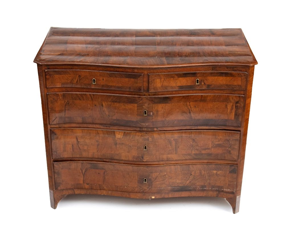 Italian Chest of drawers Louis XVI - Naples, 18th century: Height x width x depth: 99 x 120 x 61 cmEntirely inlaid with walnut and burl wood arranged to form geometric patterns; two locks replaced with 19th-century ones.Item condition grading: **** good.The l